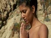 Подсмотреть видео голая йога