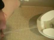 Смотреть как девушка писает в туалете пизда крупным планом до видеома